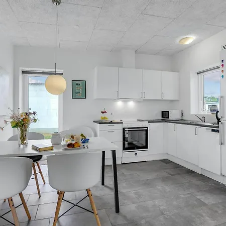 Casa vacanze Lovely In With Kitchen